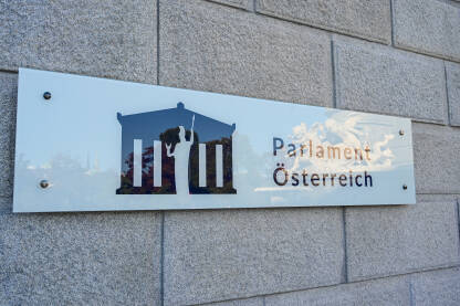Parlament Austrije. Parlament Austrije. Natpis na ulazu u Austrijski parlament u Beču.
