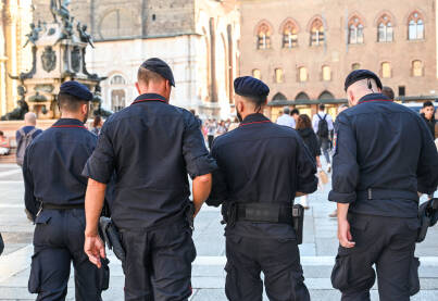 Policajci patroliraju gradom u Italiji Karabinjeri patroliraju gradom u Italiji. Specijalne snage policije na ulici. Grupa policajaca.