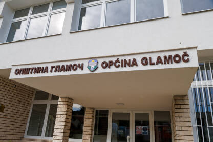 Zgrada opštine Glamoč Zgrada opštine Glamoč - ulaz