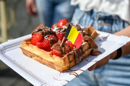 Vafli sa zastavom Belgije Vafli sa zastavom Belgije. Ukusni kolač sa čokoladnom kremom i jagodama u Briselu.