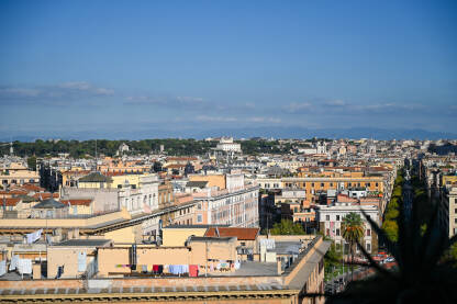 Panoramski pogled na Rim, Italija. Zgrade u centru grada.