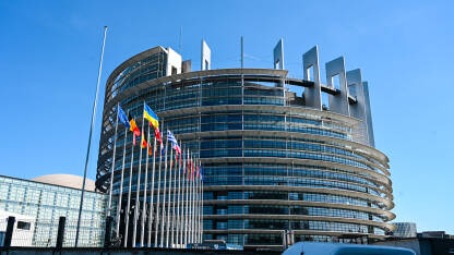 Strasbourg, Francuska. Evropski parlament. Strasbourg, Francuska: Zastave zemalja članica EU ispred Evropskog parlamenta. Zgrada Evropskog parlamenta. Institucije Evropske unije.