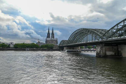 Köln, Njemačka Köln, Njemačka. Poznati most Hohenzollern i katedrala u centru grada.