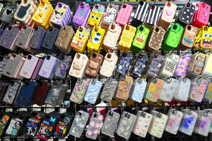 Maskice za telefon na prodaju u trgovini. Zaštitne maske za mobitele.