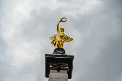 Beč, Austrija: Liebenberg-Denkmal spomenik. Beč, Austrija: Liebenberg-Denkmal spomenik u gradu. Obelisk sa zlatnim kipom Pobjede sa dramatičnim oblacima iza.