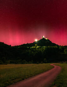 Aurora Borealis i Sokolačka kula u Bihaću Polarna svjetlost iznad Sokolačke kule u Bihaću.