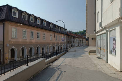 Zgrada gradske uprave Konjic. Na spratu su prostorije gradske uprave, a ispod se nalaze poslovni prostori za iznajmljivanje.