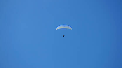 Paraglajding Paraglajder u letu