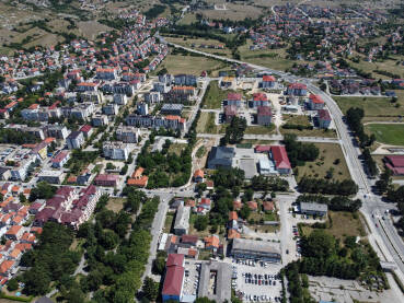 Grad Livno, BiH, snimak dronom. Grad Livno, BiH, snimak dronom. Panorama Livna. Zgrade, kuće i ulice.