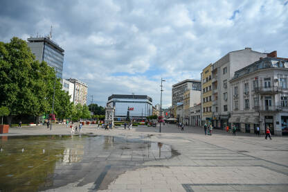 Niš, Srbija: Centralni gradski trg. Ljudi šetaju gradom.
