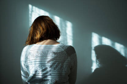 Pomaganje žrtvama nasilja da prekinu krug i napuste nasilnika. 

Fotografija besplatna za ilustrovanje medijskih sadržaja o nasilju, svako drugo korištenje je zabranjeno.

Autor: Amel Uzunović