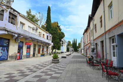 Čapljina, centar grada Čapljina: Prazne ulice i izlozi u centru grada. Šetalište u gradu.