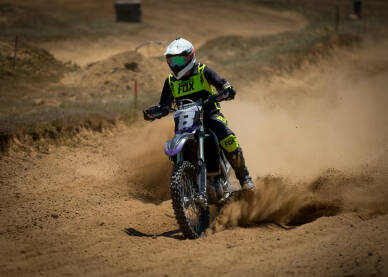 Motocross utrka Vozač cross motora tokom trke. Motocross trka. Takmičenje u vožnji cross motora.
