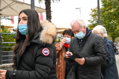 Ljudi nose maske za lice tokom pandemije Covida-19. Ljudi nose maske za lice tokom pandemije Covida-19. Koronavirus.