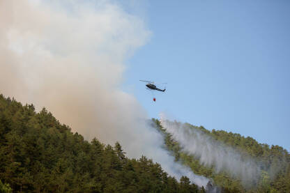 Helikopter Oružanih snaga BiH Helikopteri OS BiH u akciji gašenja šumskog požara.