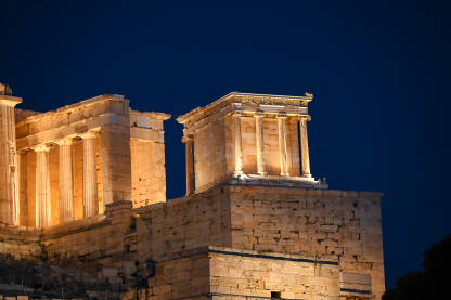 Akropol u Atini, Grčka. Zgrada Partenona noću. Svjetska UNESCO baština.