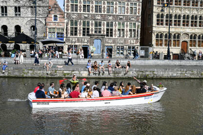 Turisti na čamcu u Gentu, Belgija. Turisti na čamcu u Gentu, Belgija.
