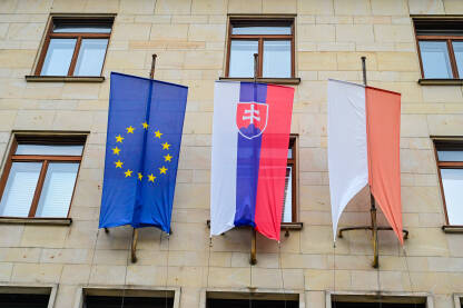 Zastave Europske unije EU, Slovačke i grada Bratislave. Zastave Europske unije EU, Slovačke i grada Bratislave. Zastave na zgradi u Slovačkoj.