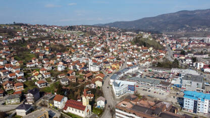 Doboj, panorama grada. Zgrade i ulice u gradu. Doboj, panorama grada. Zgrade i ulice u gradu, snimak dronom.