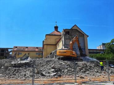 Bager ruši zgradu u centru Banjaluke Rušenje starog dijela hotela Palas, Banja Luka.