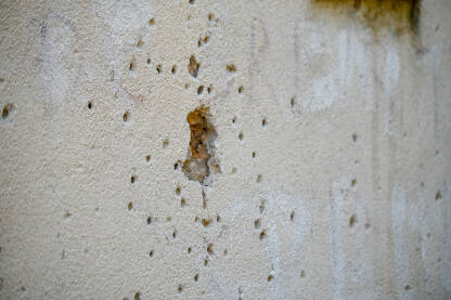 Rupa u zidu nakon artiljerijskog  napada. Ratna šteta na fasadi zgrade. Ostaci ratnog razaranja.