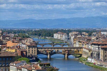 Mostovi u Firenci, Italija Mostovi preko rijeke Arno, koja dijeli Firencu na dva dijela. Prvi most je Stari most, Ponte Vecchio.