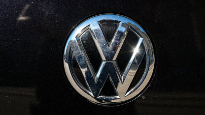 Volkswagen znak na autu. Volkswagen znak na autu. Logo. Volkswagen je njemački proizvođač automobila. VW.