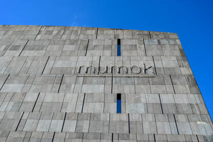 Beč, Austrija: Mumok - Muzej moderne umjetnosti. Beč, Austrija: Mumok - Muzej moderne umjetnosti u Museumsquartieru. Muzej posjeduje zbirku od 10.000 djela moderne i savremene umjetnosti.