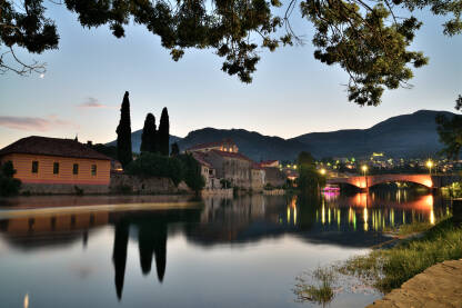 Noćna tajmlaps fotografija Trebišnjice sa kamenim mostom i starim gradom Trebinje u pozadini