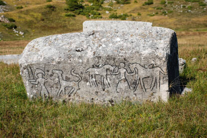 DSC_1202 Stećak. Srednjovjekovni nadgrobni spomenici u Bosni i Hercegovini. Stećci, monumentalni srednjovjekovni nadgrobni spomenici. UNESCO-va svjetska baština. Ukrašeni stećak. Ukrašen stari nadgrobni kamen