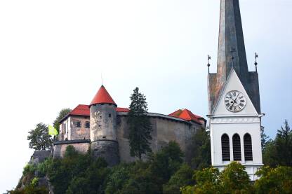 Bledski dvorac, Slovenija Bledski dvorac je srednjovjekovni dvorac sagrađen na provaliji iznad grada Bleda u Sloveniji, s pogledom na Bledsko jezero. Prema pisanim izvorima, najstariji je slovenski dvorac i trenutno je jedna od najposjećenijih turističkih atrakcija u Sloveniji.
