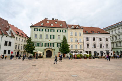 Bratislava, Slovačka: Ljudi na glavnom trgu u centru grada. Bratislava, Slovačka: Ljudi na glavnom trgu u centru grada. Zgrade u Hlavné námestie - glavnom trgu u starom gradu.