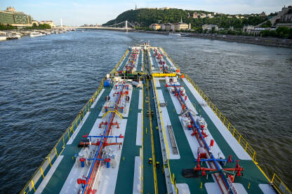 Riječna barža. Transportni brod na Dunavu. Prijevoz plina brodom.