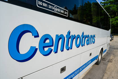 Autobus Centrotrans Logo kompanije Centrotrans na autobusu. Usluga međunarodnog autobuskog prevoza.