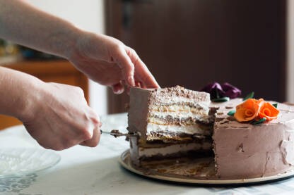 Rezanje torte Rezanje rodjendanske torte