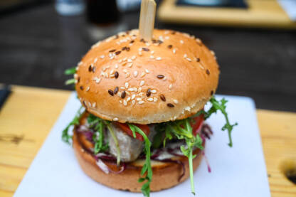 Ukusan fishburger. Odrezak od tune. Ukusan fishburger poslužen na stolu u restoranu. Odrezak od tune.