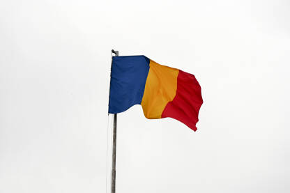 Nacionalna rumunska zastava. Zastava Rumunije postavljena na krov zgrade.