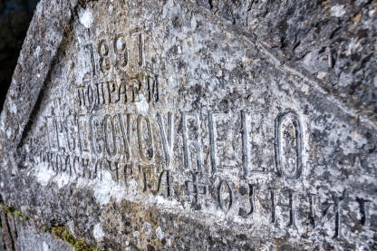 Sudačka stolica - Hercegovo vrelo Sudačka stolica i Hercegovo vrelo u mjestu Fojnica kod Gacka.