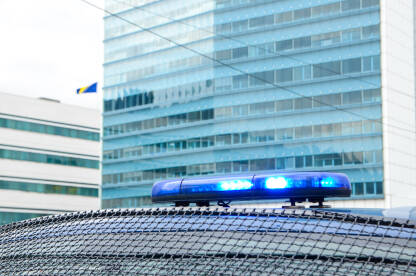 Policijska svjetla ispred zgrade Vijeća ministara i Parlamenta BiH. Policijska svjetla ispred zgrade Vijeća ministara i Parlamenta BiH.