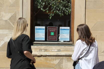 Turistkinje gledaju cijene karata za ulazak u Praški zamak Dvije turistkinje gledaju cijene karata za ulazak u Praški zamak.