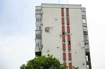 Zgrada sa rupama od gelera Ostaci rata na zgradi u Sarajevu, BiH. Zgrada pogođena granatama.
