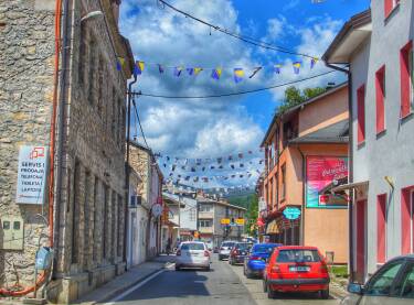 Oblaci iznad Bosanskog Petrovca Trgovačka ulica, Bosanski Petrovac, centar grada.