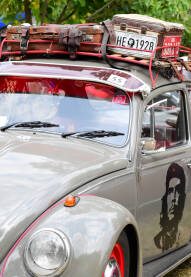 Bijeljinska bubijada, buba volkswagen Izložba starih automobila na bijeljinskoj bubijadi. Che Guevara unikatan automobil, sive boje sa dosta detalja.