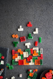 Tetris od žele kockica Popularna igra Tetris napravljena od žele kocke.