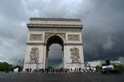 Pariz, Francuska: Slavoluk pobjede u centru grada. Ljudi posjećuju popularnu turističku atrakciju i historijski spomenik u Parizu.