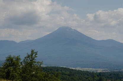 Osječenica, planina u zapadnom dijelu Bosne i Hercegovine, visoka 1795 metara. Prvi susjedi su joj Klekovača i planina Grmeč. Pod Osječenicom leži Petrovačko polje i Bosanski Petrovac.