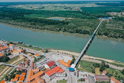 Centar Brčkog i granični most Centar Brčkog iz zraka, rijeke Sava i granični most između Hrvatske i BiH, Gunja i Brčko.
