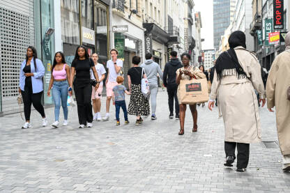 Brisel, Belgija: Grupa ljudi šeta šetalištem. Ljudi svih generacija u Briselu. Raznolikost Brisela.