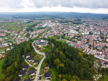 Velika Kladuša Velika Kladuša, Bosna i Hercegovina, snimak dronom. Zgrade, ulice i stambene kuće. Velika Kladuša je grad i općina u zapadnoj BiH. Dvorac i srednjovjekovne zidine na brdu.