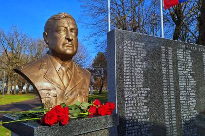 Bista Rajku Balaću, Gradiška Spomen bista general majoru Rajku Balaću u Gradišci. Spomen-obilježje poginulim borcima Odbrambeno-otadžbinskog rata u Gradskom parku u Gradišci.